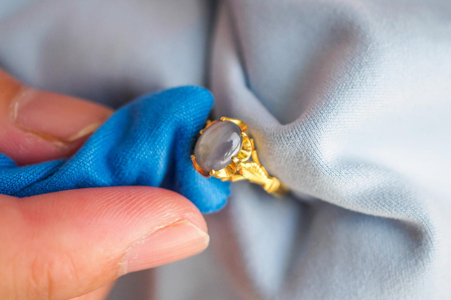 Cleaning gold ring with cloth