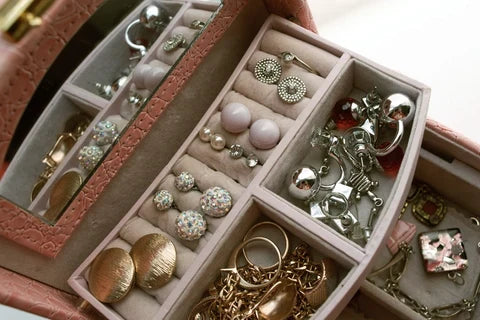 How to Organize and Store Your Jewelry Box to Prevent Tangling and Tarnish