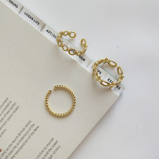 Holiday Hollow Twisted Index Ring