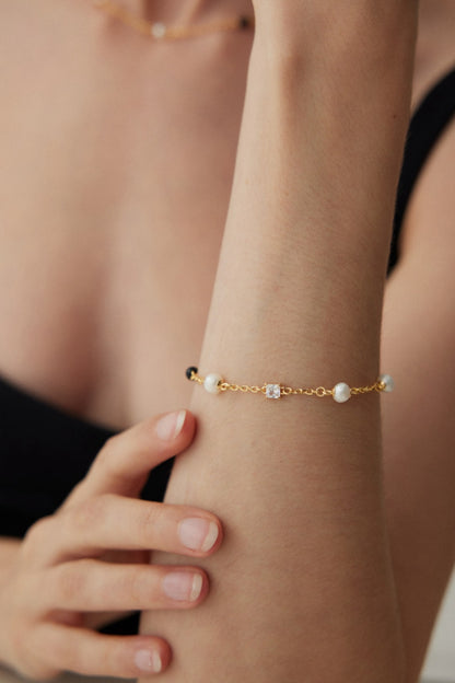 18K Gold Plated Sterling Silver Minimalist Bracelet with Pearls and Onyx