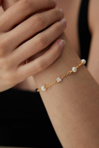 18K Gold Plated Sterling Silver Minimalist Bracelet with Pearls and Onyx